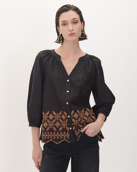 Blusa Negra Bordado En Contraste
