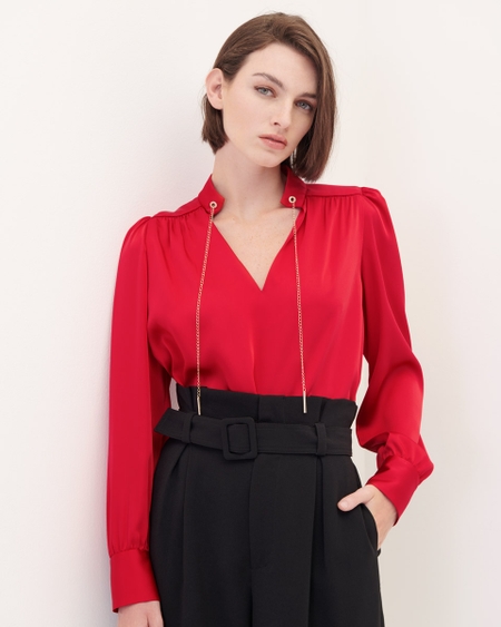 Blusa Roja Satín Cuello Mao Detalle Cadena