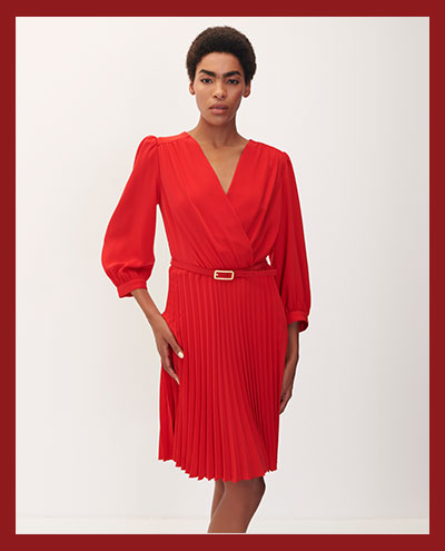 vestido rojo plisado, moda 2023
